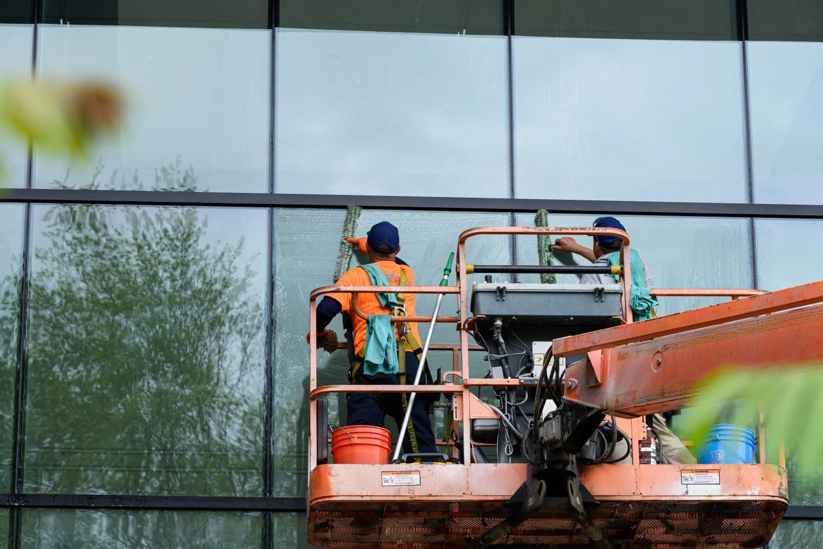 Fensterreinigung an einer gut zugänglichen Glasfläche
